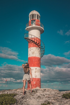 晴天海岛眺望塔图片